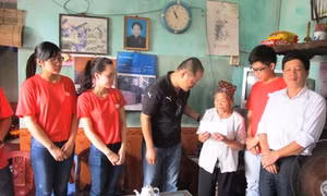 Thanh niên báo Tin Tức tặng quà gia đình liệt sĩ Nguyễn Văn Năng