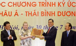 Đón nhận Bằng Di sản tư liệu Châu bản triều Nguyễn