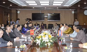 Phó Thủ tướng Nguyễn Xuân Phúc tiếp Phó Thủ tướng Lào 