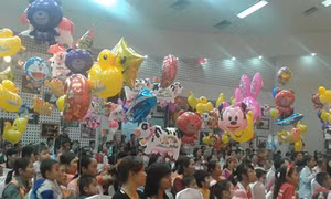 Mang Giáng sinh đến sớm với bệnh nhân nhi