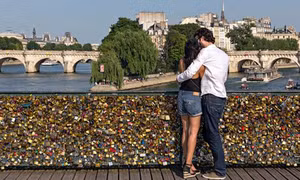 Sáng kiến cứu những cây cầu tình yêu” ở Paris