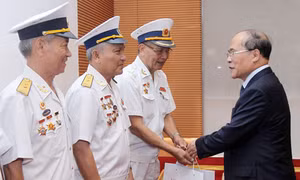 Chủ tịch Quốc hội tiếp cựu chiến binh Đoàn tàu không số 