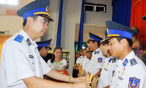 Trao huy hiệu 'Tuổi trẻ dũng cảm' cho cán bộ, chiến sĩ cảnh sát biển