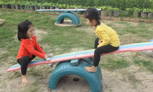 Sân chơi cho trẻ từ vật liệu tái chế