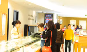 Vàng SJC giảm mạnh, chênh lệch lại nhích lên