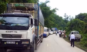 Ách tắc giao thông kéo dài 20km trên Quốc lộ 70
