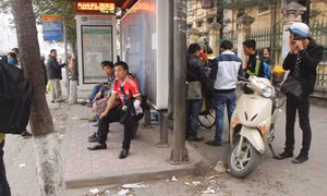 Nhếch nhác trạm chờ xe buýt