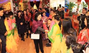 Đại sứ Việt Nam tại Đức thăm và chúc Tết kiều bào