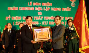 Bệnh viện E đón Huân chương Độc lập hạng Nhất 