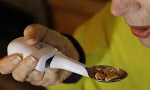 Thìa ăn thông minh cho bệnh nhân Parkinson