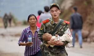 Binh sĩ Trung Quốc khẩn trương cứu nạn nhân động đất