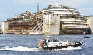 Italy lai dắt siêu tàu Costa Concordia về cảng Genoa