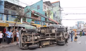 Xe cẩu vướng cáp điện lật nhào