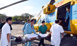 Đưa một bệnh nhân từ Phú Quốc về đất liền cấp cứu kịp thời