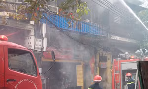 Cháy lớn tại phố Hàng Bồ ở Hà Nội 