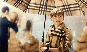 Con trai Beckham lịch lãm trong quảng cáo Burberry