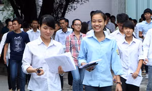 Còn nhiều thí sinh mang điện thoại vào phòng thi