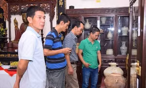 Trưng bày cổ vật và tranh của các danh họa Việt Nam