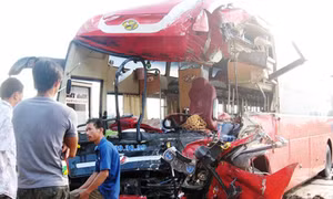 Hai xe khách đấu đầu tại Hà Tĩnh