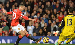 Phút bù giờ nghẹt thở trên sân Old Trafford