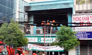 Cháy siêu thị mini, nhân viên chạy loạn
