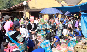 Phía đó, phiên chợ vùng cao