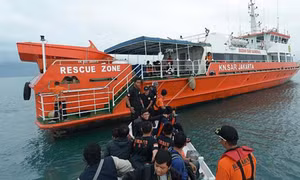 Vụ QZ8501: Mở rộng tìm kiếm trên bộ, Mỹ cử tàu khu trục trợ giúp