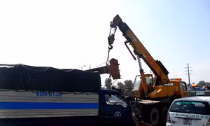 Xe cẩu lại gây mất điện tại Thủ đô