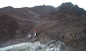 Giải nguy hai cô bé mắc kẹt trong vũng lầy