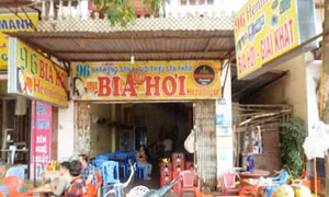 Cấm bán bia vỉa hè: Vẫn tư duy không quản được thì cấm
