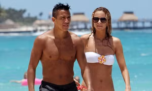 Alexis Sanchez bị bạn gái xóa ảnh