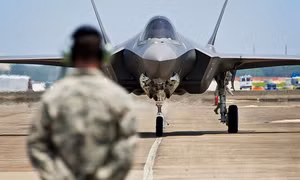 Siêu tàng hình J-20 Trung Quốc dùng thiết kế đánh cắp của F-35