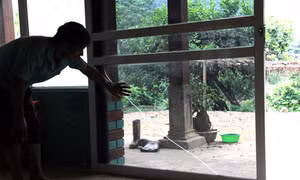 Bức xúc khai thác đá bừa bãi 