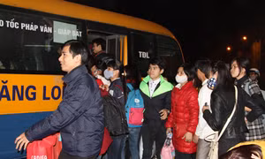 Xe nhồi nhét khách về quê ăn tết