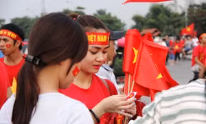 Rực màu cờ trên sân Mỹ Đình lúc này