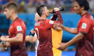 Danh thủ Ronaldo tranh thủ tu nước lúc giải lao đột xuất (ảnh: Eurosport)