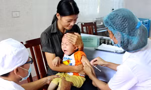 Phó Chủ tịch nước Nguyễn Thị Doan phát động Chiến dịch tiêm vắc xin sởi – rubella