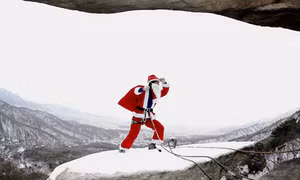 Những ông già Noel 'lạ' khắp nơi trên thế giới