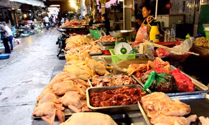 Xăng giảm giá 4 lần, hàng tiêu dùng vẫn chưa giảm 