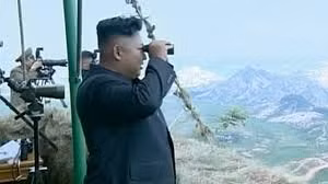 Hình ảnh ông Kim Jong Un thị sát diễn tập quân sự