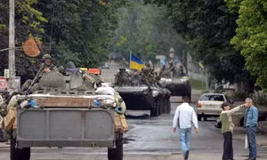 Xe tăng, xe bọc thép Kiev tập trung ở phía nam Donetsk