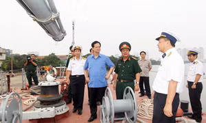Thủ tướng thị sát tiến độ đóng mới các tàu tên lửa 12418 
