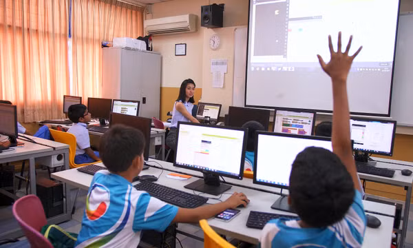 Việc ứng dụng AI trong giáo dục đặt ra yêu cầu rèn luyện năng lực đọc hiểu và tư duy độc lập cho người học. Ảnh: Wikimedia Commons