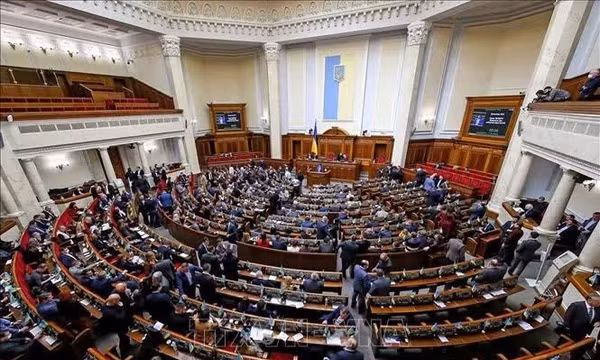 Toàn cảnh một phiên họp Quốc hội Ukraine ở Kiev. Ảnh: AFP/TTXVN (Không được phép sử dụng, chia sẻ bởi bên thứ ba)
