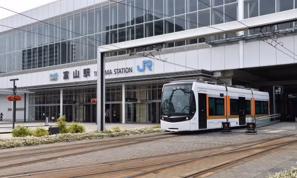 Tàu điện tại ga Toyama, đầu mối quan trọng trong mạng lưới giao thông công cộng của thành phố. Ảnh: Nguyễn Tuyến - PV TTXVN tại Nhật Bản