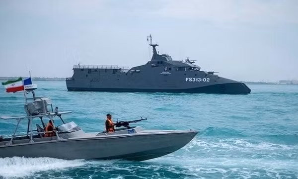 Iran hiện vẫn duy trì quyền kiểm soát eo biển Hormuz, bất chấp cảnh báo của Mỹ về việc mở rộng các biện pháp trừng phạt và hoạt động quân sự chống Tehran. Ảnh: IRNA/TTXVN
