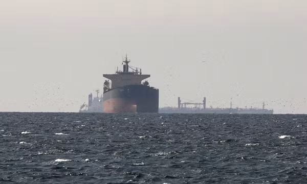 Tàu chở hàng tại eo biển Hormuz. Ảnh: THX/TTXVN