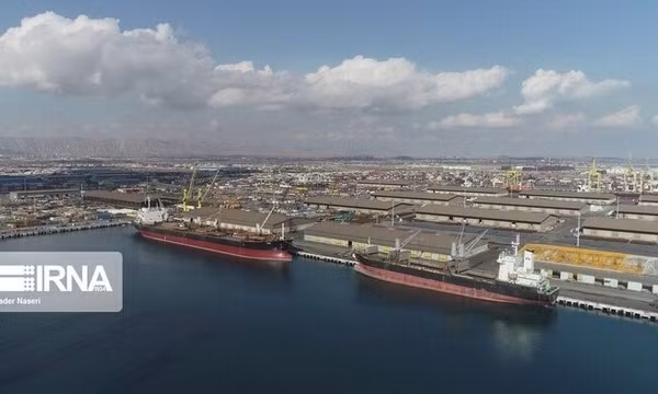 Tàu thuyền neo tại cảng trên đảo Qeshm của Iran trên eo biển Hormuz. Ảnh: IRNA/TTXVN phát