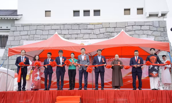 Các đại biểu cắt băng khai mạc Lễ hội Việt Nam tại Ibaraki. Ảnh: Nguyễn Tuyến - PV TTXVN tại Tokyo