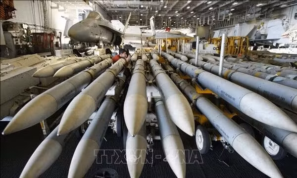 Tên lửa AMRAAM của Mỹ trong khoang chứa của tàu sân bay USS Kitty Hawk ở vùng Vịnh. Ảnh tư liệu: AFP/TTXVN (Không được phép sử dụng, chia sẻ bởi bên thứ ba)